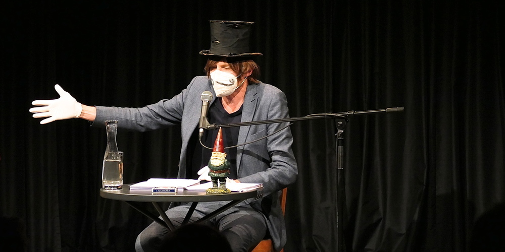 Der «Mann mit den schweissigen» Händen greift in Wolfisbergs Skript ein und verwandelt ihn in einen Magier (Bilder: Ulrike Huber)