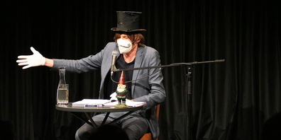 Der «Mann mit den schweissigen» Händen greift in Wolfisbergs Skript ein und verwandelt ihn in einen Magier (Bilder: Ulrike Huber)