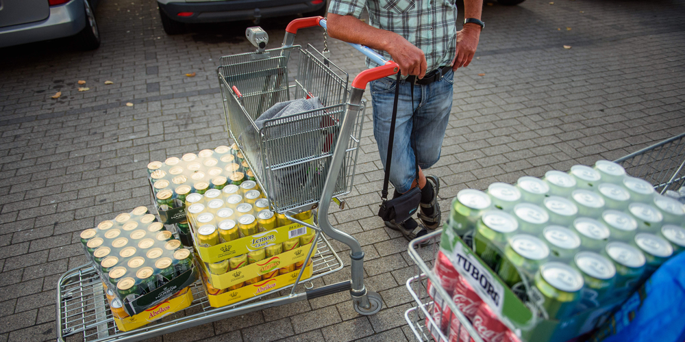 Die drei Männer und die Frau sind schuldig gesprochen, in insgesamt 26 Fällen zwischen August 2018 und September 2019 in den Kantonen Schwyz, Zürich, Aargau, Luzern, Zug, Graubünden, Thurgau und St.Gallen gewerbs- und bandenmässige Diebstähle vor allem in Läden von Grossverteilern begangen zu haben. Der Deliktsbetrag soll sich auf über 93 000 Franken belaufen. (Bild: Keystone)