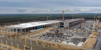 Blick auf die Baustelle für das Tesla-Werk im deutschen Bundesland Brandenburg. Ab nächstem Sommer will der US-Elektroautobauer dort bis zu 500'000 Fahrzeuge jährlich produzieren.