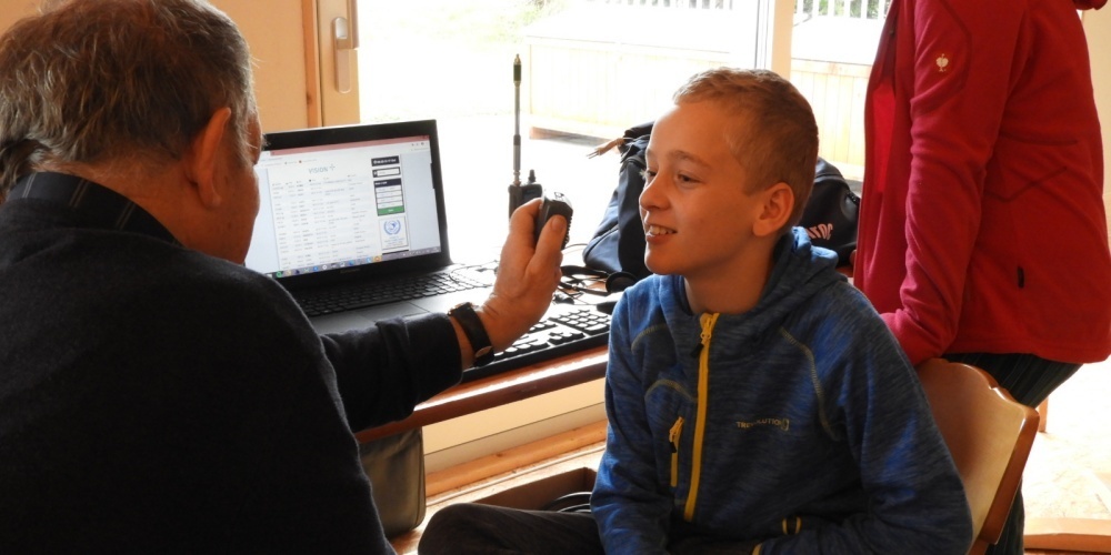 Am Funkwochenende konnten die Pfadfinder der Pfadi Uznach und allen anderen Pfadis auch international über Funk Kontakt aufbauen.