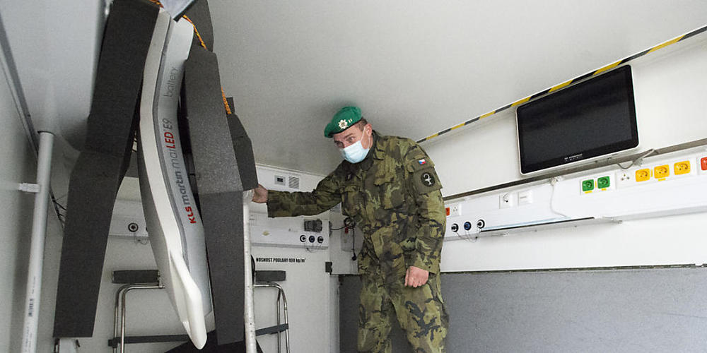 Die tschechische Armee baut ein Feldkrankenhaus auf dem Prager Messegelände auf. Foto: Josef Vostárek/CTK/dpa