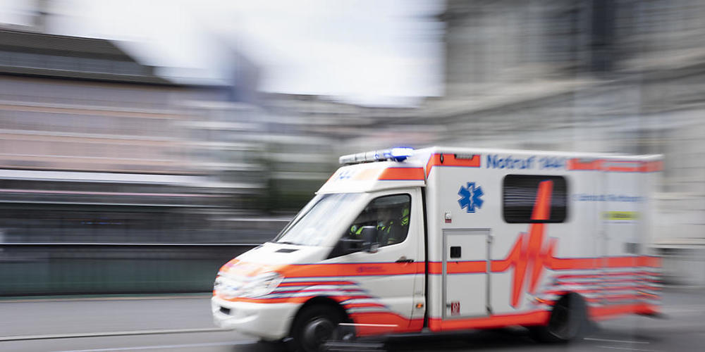 Beim Reinigen eines leeren Flüssigkeitstanks ist am Freitag ein Arbeiter gestorben. Die Ambulanz fuhr einen weiteren Arbeiter, der überlebte, ins Spital. (Symbolbild)