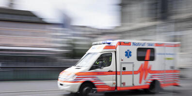 Beim Reinigen eines leeren Flüssigkeitstanks ist am Freitag ein Arbeiter gestorben. Die Ambulanz fuhr einen weiteren Arbeiter, der überlebte, ins Spital. (Symbolbild)