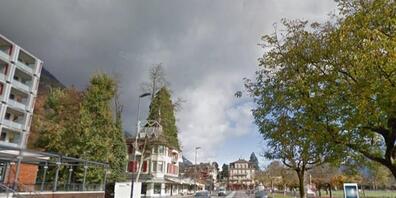 In einem Gebäude am Interlakner Höheweg ist am Montagmorgen eine Person tot aufgefunden worden. Die Polizei geht von einem Gewaltdelikt aus.
