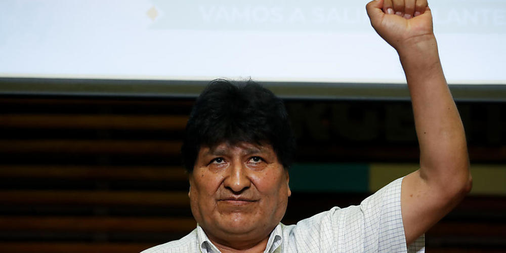 Evo Morales, ehemaliger Präsident von Bolivien, hebt nach einer Pressekonferenz in Buenos Aires am Morgen nach den Parlamentswahlen in Bolivien die Faust. Der linke Kandidat Arce, von Morales Partei, hat ersten Prognosen zufolge die Präsidentenwah...