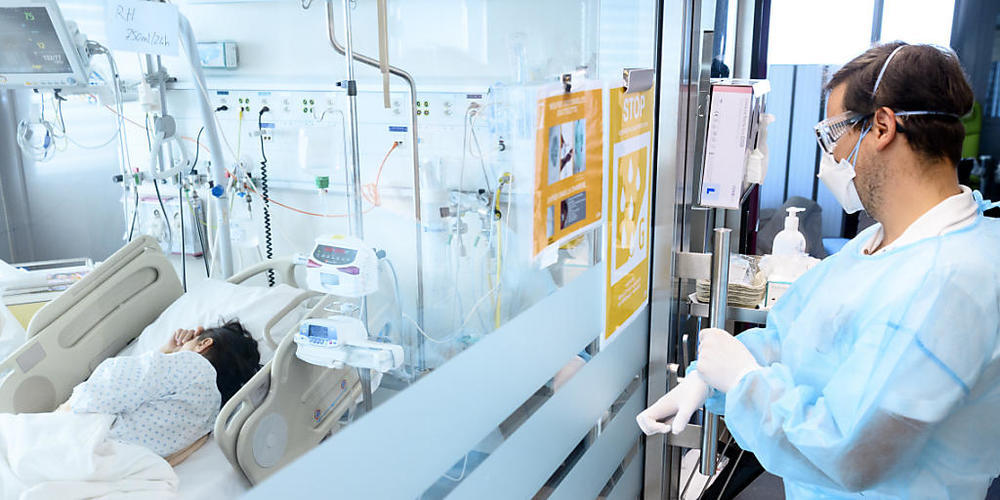 Gesamtschweizerisch befanden sich Mitte der vergangenen Woche 586 Menschen wegen einer Infektion mit dem Coronavirus in Spitalbehandlung. (Archivbild)