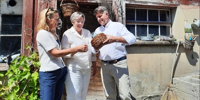 Andrea Kindl, Karin Peter und Christian Kindl vor dem Kehlhof.
