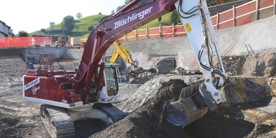 Ein Aushubbagger der Blöchlinger AG auf der Baustelle der Überbauung Rosengartenstrasse in Schmerikon. Das anfallende Aushubmaterial wird wiederverwertet.
