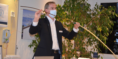 Edi Knobel, Hauptverantwortlicher des Projekts, zeigte ein-Drop Kabel, von diesem wurden bereis 400 Kilometer installiert.