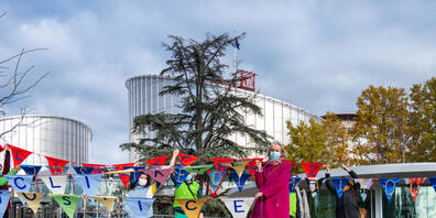 Die KlimaSeniorinnen am Dienstag vor dem EGMR in Strassburg. Vertreter von anderen Klimaklagen, wie etwa Mitglieder der französischen Klimaklage "L'Affaire du Siècle", schlossen sich der Schweizer Delegation an. Gemeinsam zeigten sie eine Kette au...