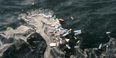 Leere Plastikflaschen und schwimmender Müll an der Mittelmeerküste in Beirut: Insgesamt fliessen laut einer Studie hunderttausende Tonnen von Plastikmüll ins Mittelmeer.