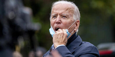 Joe Biden, demokratischer Präsidentschaftskandidat und ehemaliger Vizepräsident, ruft Menschen zu, die ihn aus einem Fenster im zweiten Stock betrachten, während er ein Wähler-Service-Center besucht. Foto: Andrew Harnik/AP/dpa