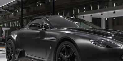 Mercedes-Benz steigt stärker beim kriselnden britischen Luxuswagenhersteller Aston Martin Lagonda ein. Mercedes will dem James-Bond-Auto-Produzenten Zugang zu neuen Technologien ermöglichen. (Archivbild)