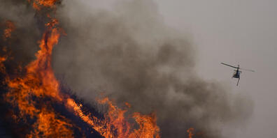Ein Lösch-Hubschrauber ist beim Blue Ridge Fire im Einsatz. Foto: Jae C. Hong/AP/dpa