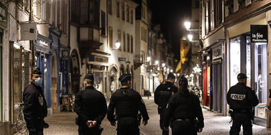 Polizisten patrouillen im Stadtzentrum von Straßburg zur Durchsetzung der Ausgangssperre. Foto: Jean-Francois Badias/AP/dpa