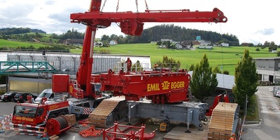Das Fahrwerk für den über 80 Meter hohen 1‘000-Tonnenkran, welcher Ende November die neue Feuerung und den neuen Kessel ins Betriebsgebäude einhieven wird, steht in Bazenheid bereits vor Ort.