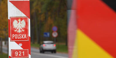 Autos fahren an den Grenzpfählen von Deutschland und Polen vorbei über den Grenzübergang auf der Insel Usedom. Die Bundesregierung hatte Polen ab dem 24.10.2020 als Corona-Risikogebiet eingestuft. Foto: Stefan Sauer/dpa-Zentralbild/dpa