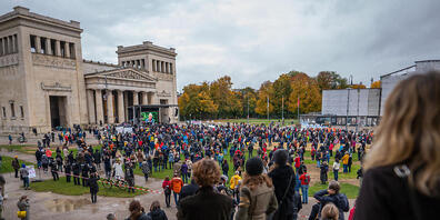 dpatopbilder - Hunderte Personen haben sich am Königsplatz in München zu einer Demonstration versammelt. Unter dem Motto «Aufstehen für die Kultur» erinnern Künstler an die schwierigen Lebenssituationen, die aus der Coronakrise für viele Kultursch...