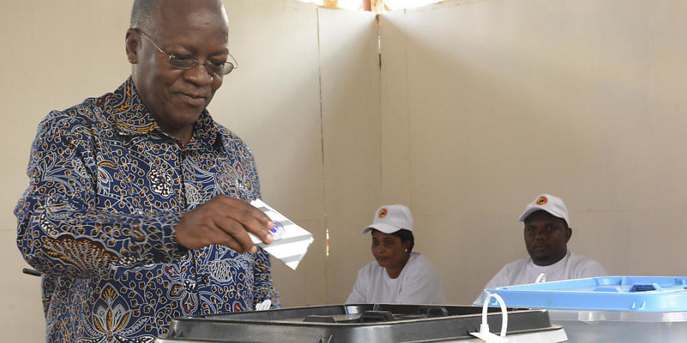 John Magufuli, amtierender Präsident von Tansania und Präsidentschaftskandidat bei der Präsidentenwahl, gibt in einem Wahllokal im ostafrikanischen Tansania seine Stimme ab. In einem angespannten Klima wählen die Bürger den Präsidenten und das Par...