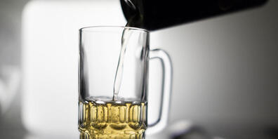Nach dem Corona-Shutdown im Frühjahr mit geschlossenen Bars und Restaurants ist der Bierdurst im Sommer in Teilen der Welt zurückgekehrt, was Heineken und Carlsberg half. (Archivbild)