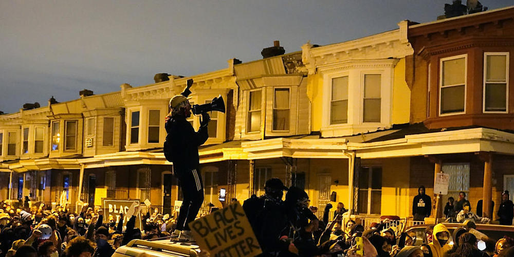 dpatopbilder - Demonstranten versammeln sich zu einem Protestmarsch nach dem Tod von Walter Wallace. Polizisten in der Stadt Philadelphia im US-Bundesstaat Pennsylvania haben am 26. Oktober den 27-jährigen Schwarzen erschossen. Foto: Matt Slocum/A...