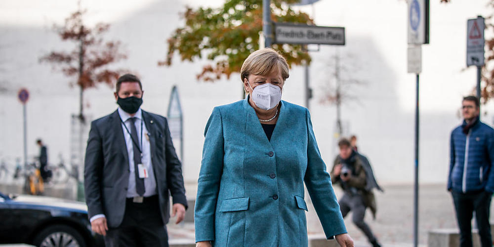 dpatopbilder - Bundeskanzlerin Angela Merkel (CDU) kommt mit Maske zur Sitzung der Unions-Bundestagsfraktion am Reichstagsgebäude an. Foto: Michael Kappeler/dpa