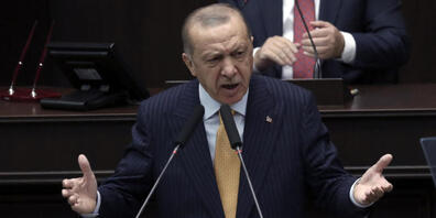 Recep Tayyip Erdogan, Präsident der Türkei, spricht vor den Gesetzgebern seiner Regierungspartei im Parlament. Foto: Uncredited/AP/dpa