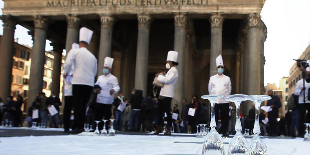 dpatopbilder - Köche und Restaurantbesitzer haben auf dem Boden liegende Decken mit Geschirr gedeckt und nehmen in Arbeitskleidung an einem Protest gegen die Maßnahmen der Regierung zur Eindämmung der Corona-Pandemie auf dem Platz vor dem Pantheon...