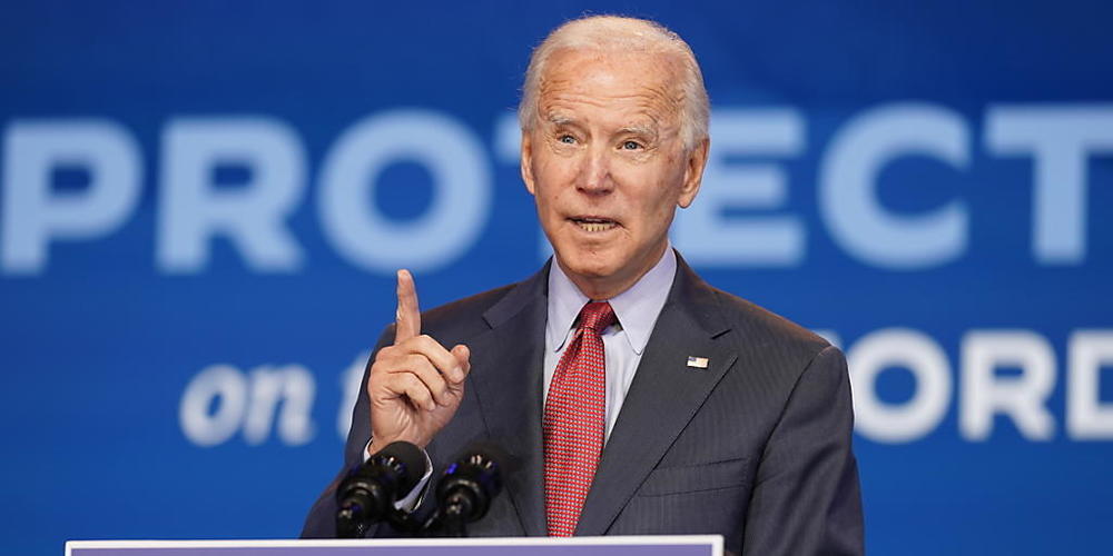 Joe Biden, demokratischer Präsidentschaftskandidat und ehemaliger US-Vizepräsident, nimmt im Queen-Theater an einer Online-Veranstaltung des öffentliches Gesundheitswesens teil. Foto: Andrew Harnik/AP/dpa