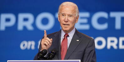Joe Biden, demokratischer Präsidentschaftskandidat und ehemaliger US-Vizepräsident, nimmt im Queen-Theater an einer Online-Veranstaltung des öffentliches Gesundheitswesens teil. Foto: Andrew Harnik/AP/dpa
