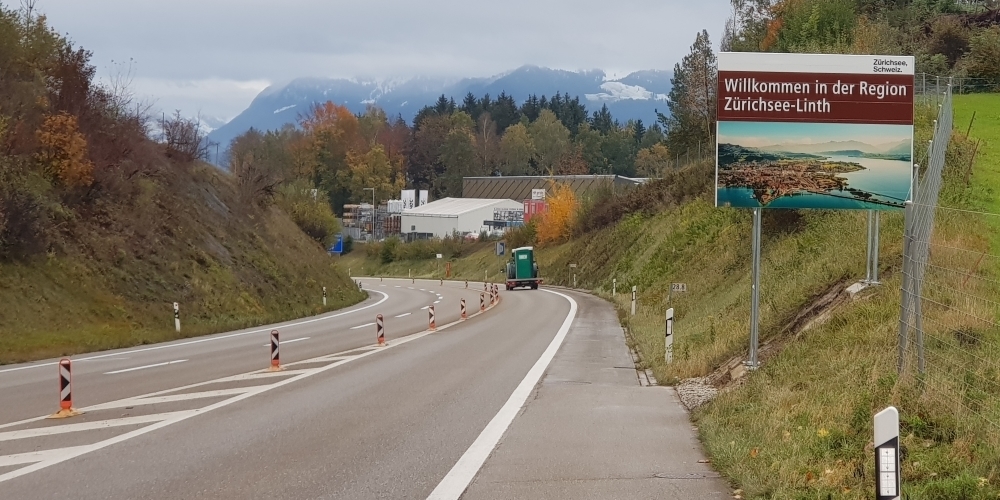 Diese neue Autobahntafel kündigt Autofahrerinnen und Autofahrern die Region Zürichsee-Linth an.