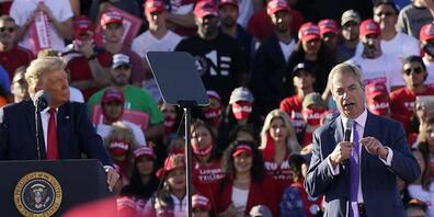 Donald Trump, Präsident der USA, steht während einer Wahlkampfveranstaltung neben Nigel Farage, Chef der britischen Brexit-Partei, auf der Bühne. Foto: Ross D. Franklin/AP/dpa