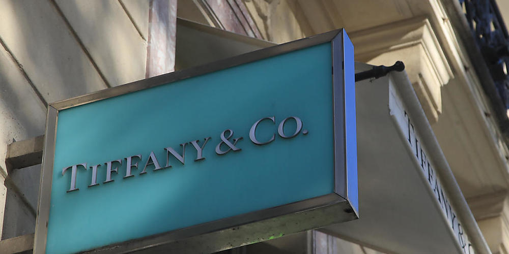 Das US-Schmucklabel Tiffany wird nun doch noch vom französischen LVMH-Konzern übernommen, allerdings zu einem tieferen Preis als ursprünglich vereinbart. Im Bild: Tiffany-Filiale an den Champs Elysees in Paris (Archivbild).
