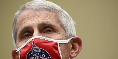 ARCHIV - Anthony Fauci, Direktor des US-National Institute of Allergy and Infectious Diseases (NIAID), trägt bei seiner Ankunft zu einer Anhörung im Corona-Ausschuss des Repräsentantenhauses einen Mundschutz mit dem Logo der Washington Nationals. ...