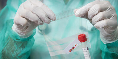 Das Staatssekretariat für Migration klärte den Gesundheitszustand eines Asylbewerbers trotz Verdachts auf eine Corona-Infektion nicht ab. (Archivbild)