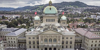 Im Bundeshaus beginnt unter Sicherheitsmassnahmen die Sondersession des Nationalrats. (Archivbild.)