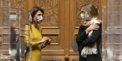 Die Corona-Pandemie macht auch vor der Politik nicht Halt: Parlamentsmitglieder müssen im Bundeshaus Masken tragen, wenn sie den nötigen Abstand nicht einhalten können. Quelle: KEYSTONE Fotograf: ALESSANDRO DELLA VALLE