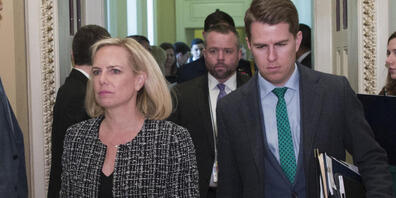 ARCHIV - Kirstjen Nielsen, damalige US-Ministerin für Heimatschutz und Miles Taylor, damaliger Stabschef aus dem Ministerium für Heimatschutz. Nach gut zwei Jahren gab sich Taylor als Autor eines kritischen Insider-Artikels über das Weiße Haus von...