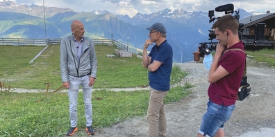 Brennwald (Mitte) bei den Dreharbeiten mit «Mister Corona» Daniel Koch (l.). (Bild: www.unerhoert-der-film.ch)