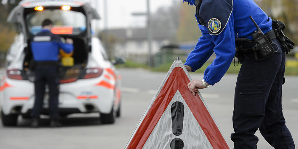 Die Waadtländer Kantonspolizei ist am Donnerstagmittag mit einem Grossaufgebot nach Prilly VD ausgerückt, wo ein Mann auf seine Ehefrau geschossen hatte. (Archivbild)