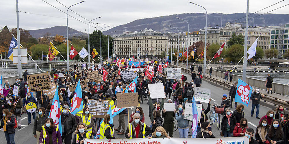 Das Genfer Staatspersonal ging am Donnerstag erneut in grosser Zahl auf die Strasse um gegen Lohnkürzungen zu protestieren.