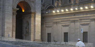 ARCHIV - Ab dem 4. November will Papst Franziskus seine wöchentliche Audienz per Livestream aus der Bibliothek des Apostolischen Palastes übertragen. Foto: Yara Nardi/REUTERS/AP/dpa