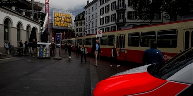 Blackout! Die Forchbahn macht keinen Wank. Die Menschen gehen zu Fuss.