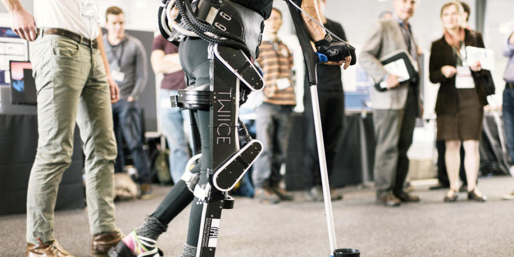 Biotechnologie - wie hier ein Exoskelett Schweizer Bauart - könnte für militärische Zwecke missbraucht werden, um gleichsam "Super-Soldaten" aufzurüsten. Ein Experte fordert deshalb eine Kontrollinstanz. (Symbolbild)