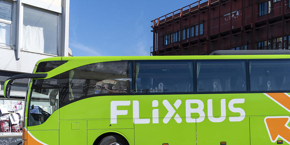 Wegen der Corona-Beschränkungen stellen die Fernbusse von Flixbus ihren Betrieb vorübergehend ein. (Archivbild)