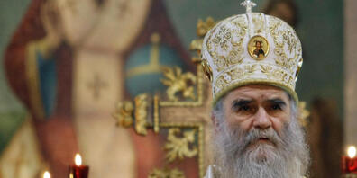 ARCHIV - Amfilohije, serbisch-orthodoxer Metropolit von Montenegro, führt die Liturgie in der Belgrader Kongregationskirche durch. Amfilohije ist im Alter von 82 Jahren an den Folgen einer Corona-Erkrankung gestorben. Foto: Darko Vojinovic/AP/dpa