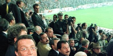 ARCHIV - Der damalige türkische Ministerpräsident Mesut Yilmaz (l) sitzt auf der Tribüne des Ruhrstadions. Yilmaz sei im Alter von 73 Jahren in einem Krankenhaus in Istanbul gestorben, berichtete die staatliche Nachrichtenagentur Anadolu am Freita...