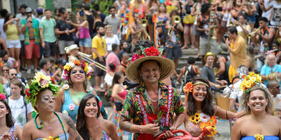 ARCHIV - Menschen feiern Straßenkarneval in der Stadtmitte. Nach der Verschiebung des weltberühmten Karnevals im Sambodrom hat die brasilianische Metropole Rio de Janeiro 2020 wegen der Corona-Pandemie den Straßenkarneval abgesagt. Foto: Fernando ...