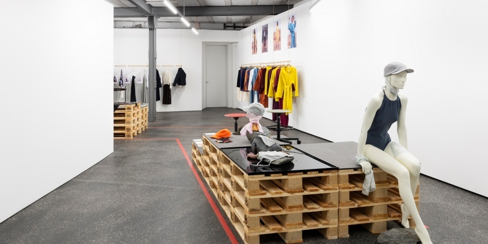 Die zugelassenen Eingaben für den Designpreis lassen sich in den Gestaltungsbereichen Mode- und Textildesign, Industrial- und Produktdesign, Interior- und Möbeldesign verorten. 